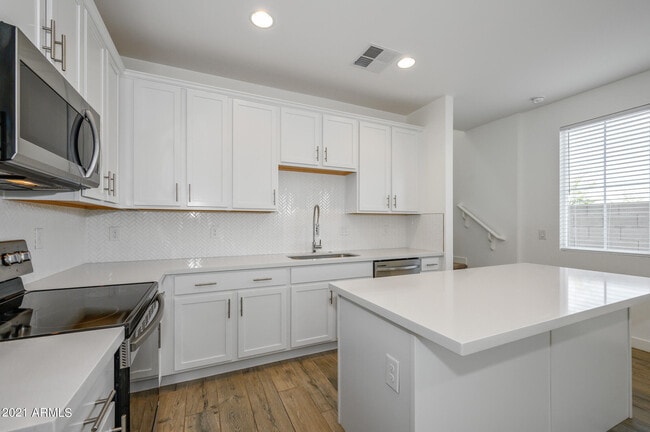 Building Photo - 9517 E Talon Ave