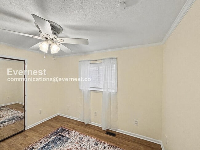 Building Photo - 3 Bed/2 Bath Home with Off-Street Parking / Pet-Friendly / Available Now!