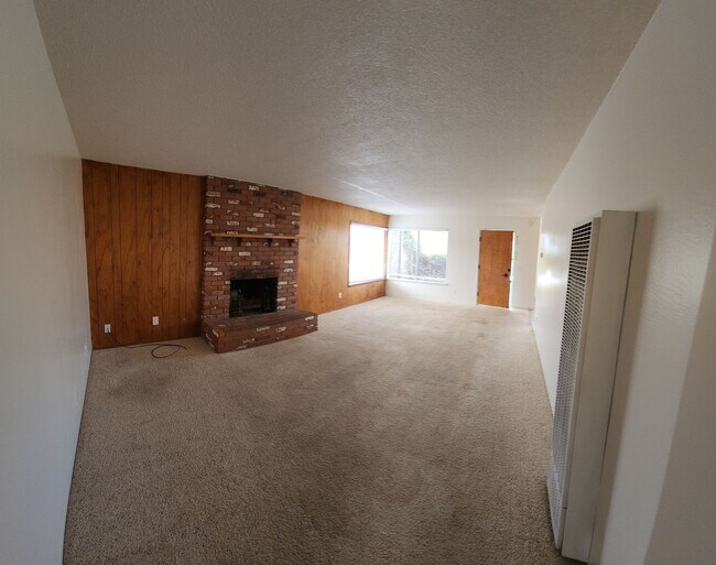Building Photo - 550 Piney Way