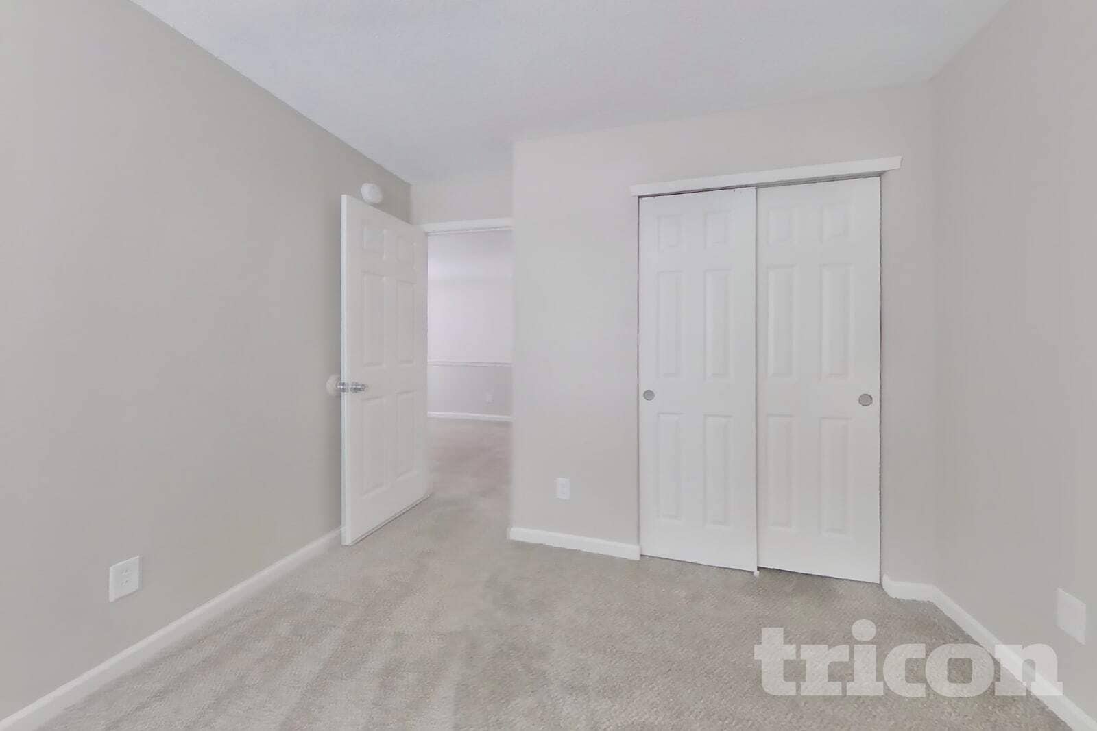 Building Photo - 4525 Connaught Dr E