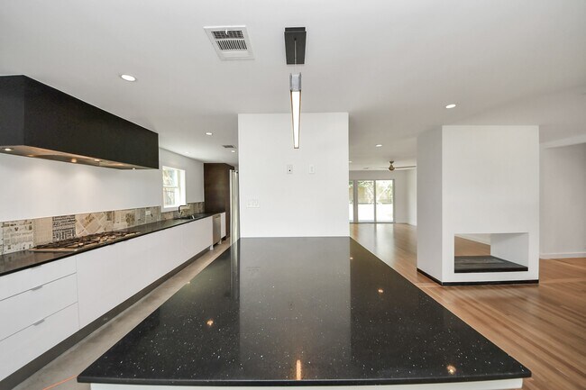 Building Photo - 7610 Highmeadow Dr