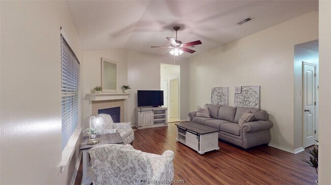 Building Photo - 810 Camellia Ct