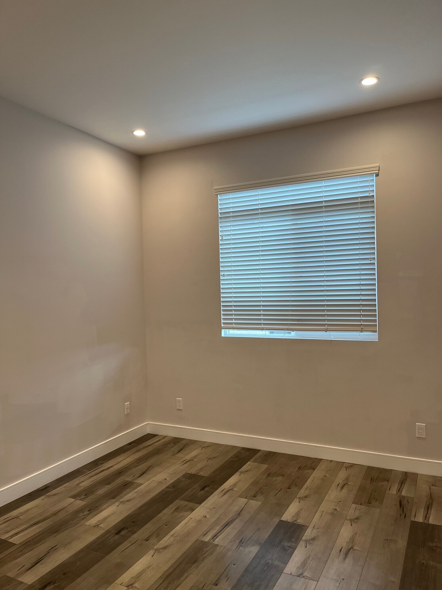 Building Photo - 3955 S Budlong Ave