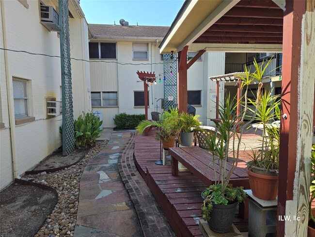 Building Photo - 301 Avondale St