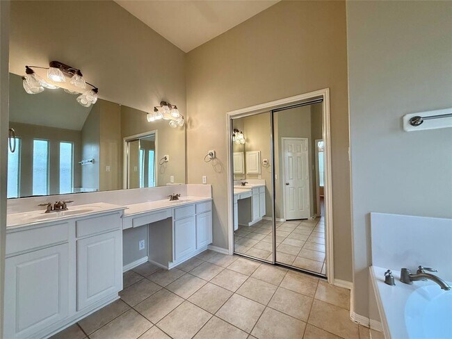 Building Photo - 11530 Columbia Pines Ln
