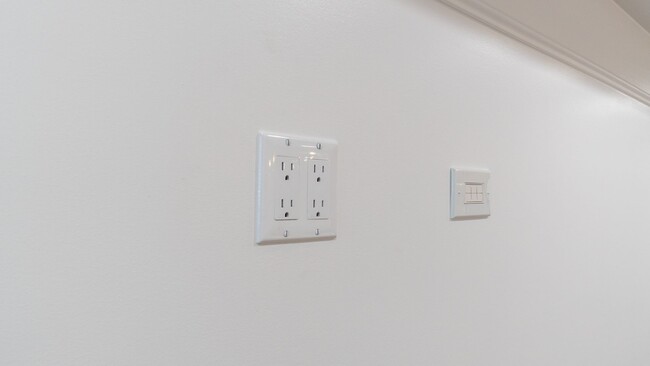 Building Photo - Contemporary 2-Bed, 2-Bath Garden Apartment in Uptown – Move-In Ready!