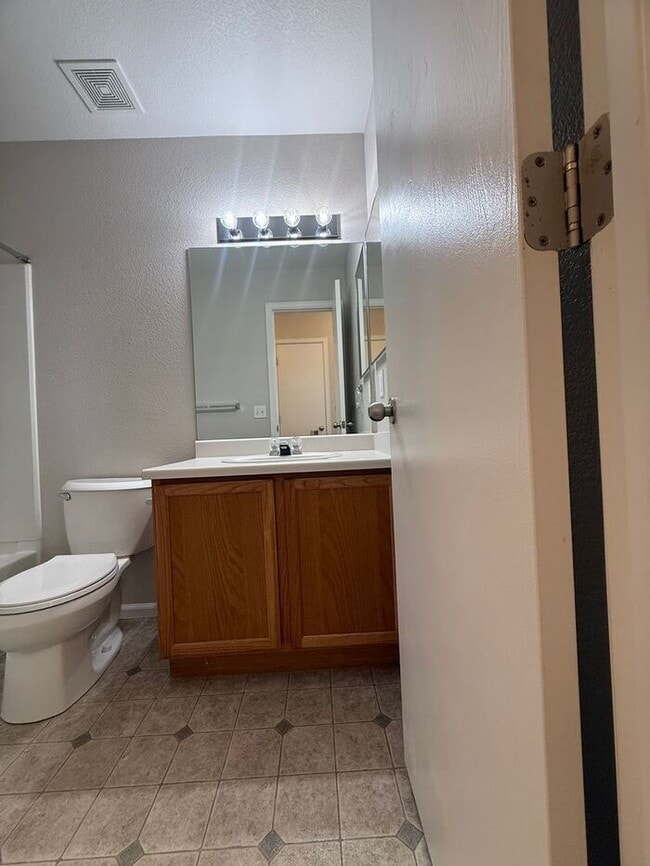 Building Photo - Stylish Comfort and Modern Living in the H...