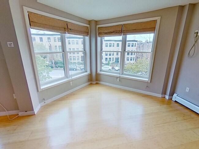 Building Photo - Recently Renovated Studio Right on Park Dr...