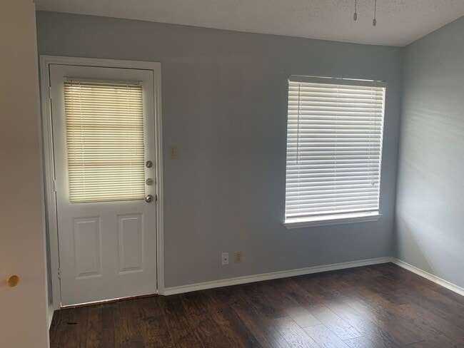 Building Photo - Ready for Move In  Nice & Clean 1 Bedroom ...