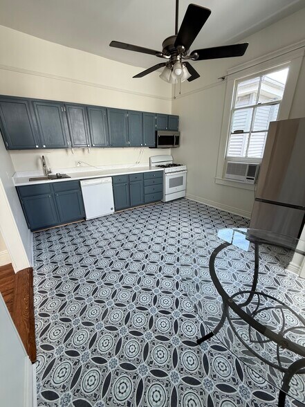 Building Photo - 4008 Prytania St