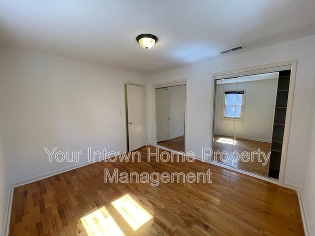 Building Photo - 824 San Antonio Dr NE
