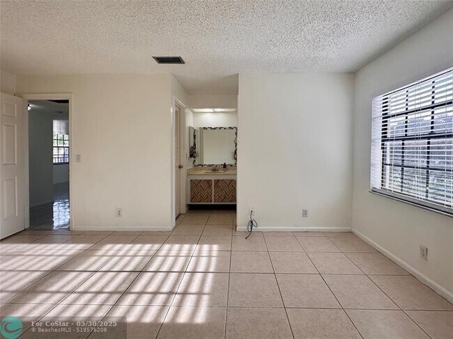 Building Photo - 4263 Oak Terrace Dr