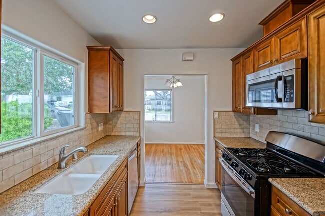 Building Photo - Bright & Charming, Single Story 3BR2BA Home w/ Large Front Yard, Huge Fenced Rear Yard w/ Large D...