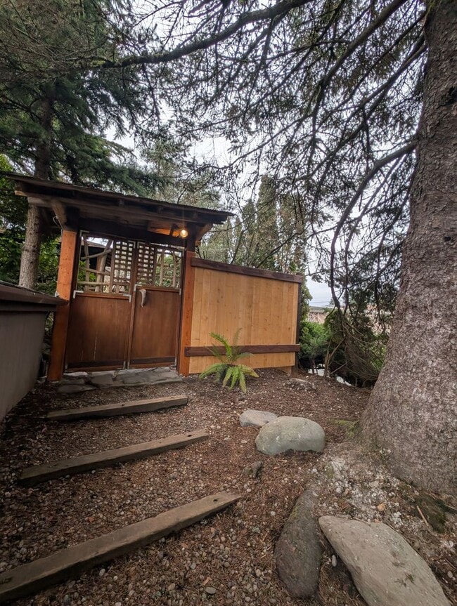 Building Photo - Rent Your Own Oasis! Available Now!