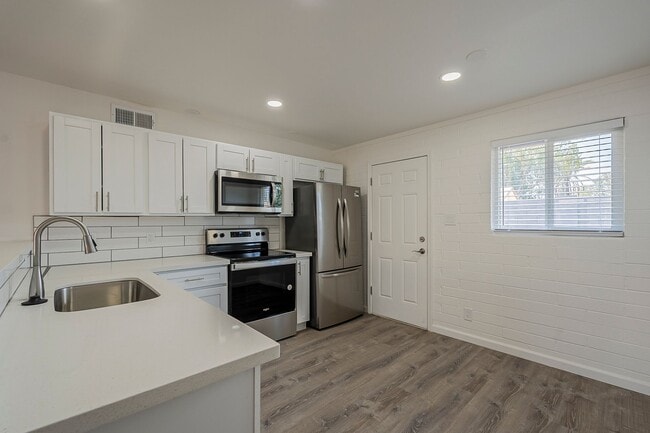 Building Photo - Renovated open floorplan