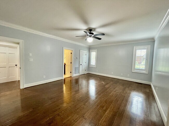 Building Photo - 4 Bed, 4 And A Half Bath Nest In Haymount
