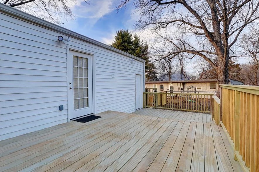 Building Photo - 5517 Willow Ave