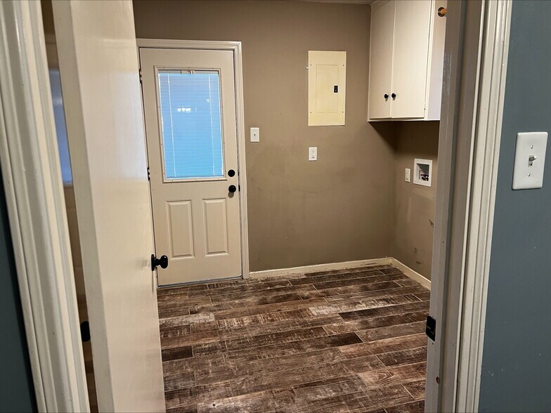 Building Photo - 835 Chatwood Dr