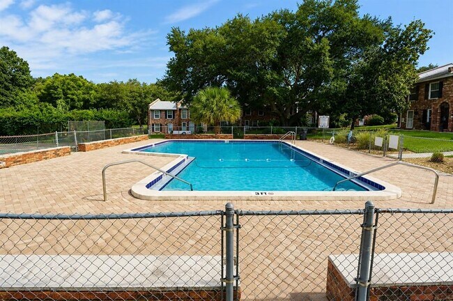 Building Photo - 5850 Cypress Gardens Blvd
