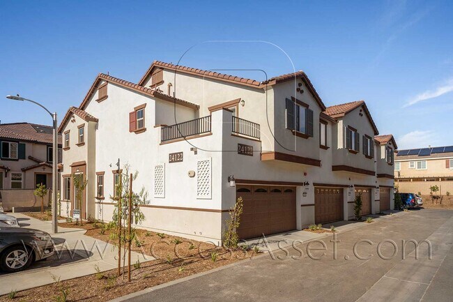 Building Photo - Stylish 2 Bed + 2.5 Bath Townhome in Murrieta