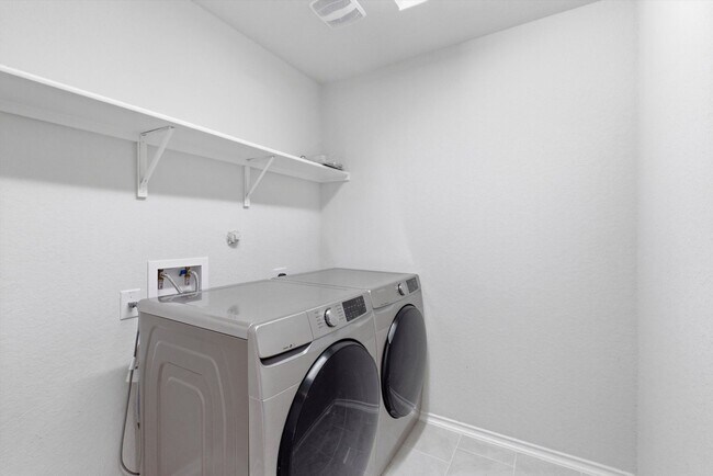 Building Photo - The Perfect Blend of Comfort and Community in Bulverde