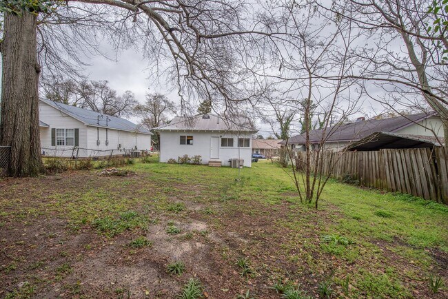 Building Photo - Spacious 2 Bedroom Cottage w/ Granite & Ha...
