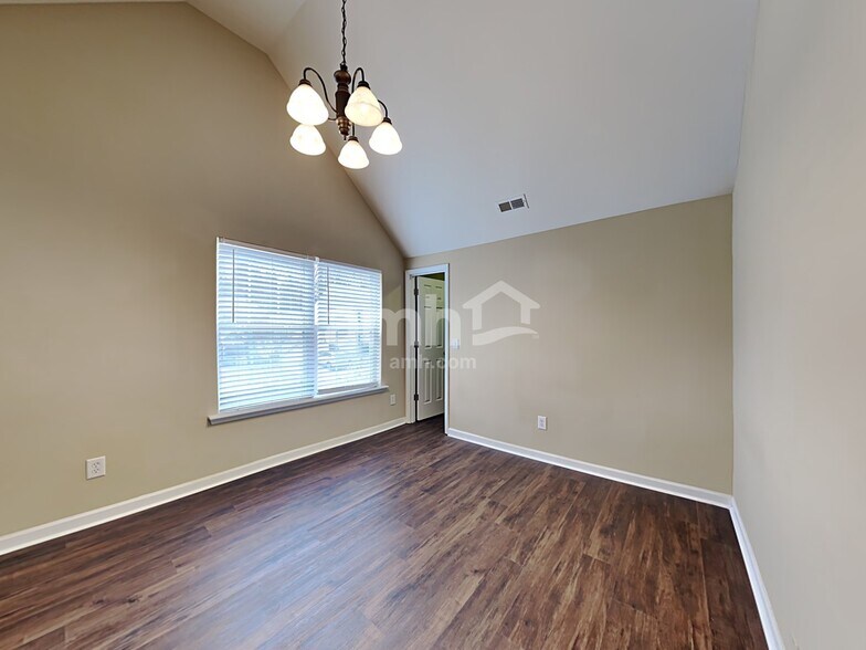 Building Photo - 5152 Chasteal Trl