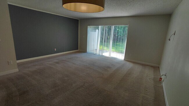 Building Photo - Beautiful townhome near Universal and Mill...