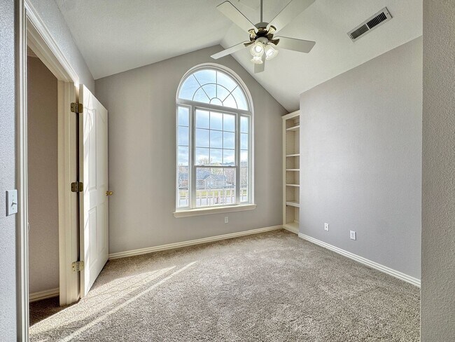 Building Photo - East Fayetteville 7 bedrooms 5 baths, VANDERGRIFF DIST - beautiful spread