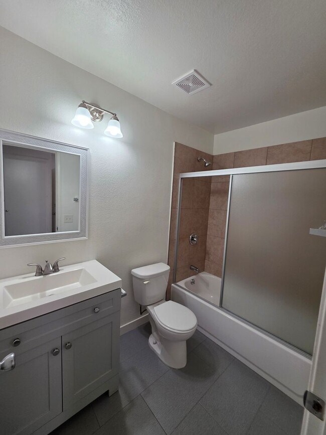 Building Photo - Newly Renovated 2 bedroom 2 bathroom Home in Costa Mesa