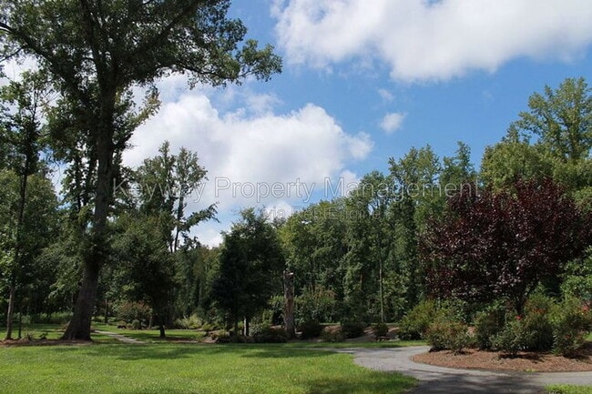 Building Photo - 905 Glenhaven Dr