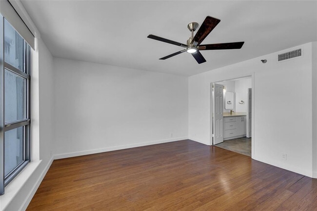 Building Photo - 3500 Mystic Pointe Dr