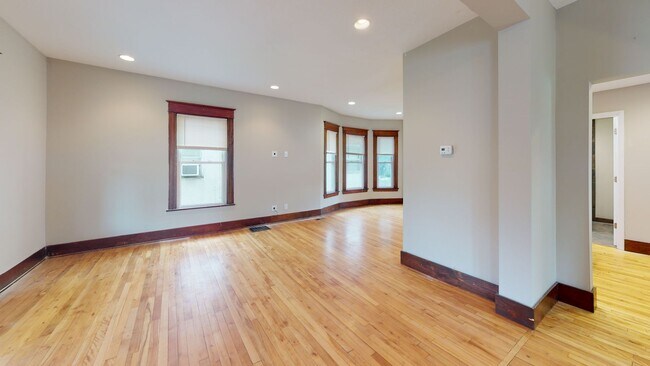 Building Photo - 4-Bedroom House Close to U of M Campus