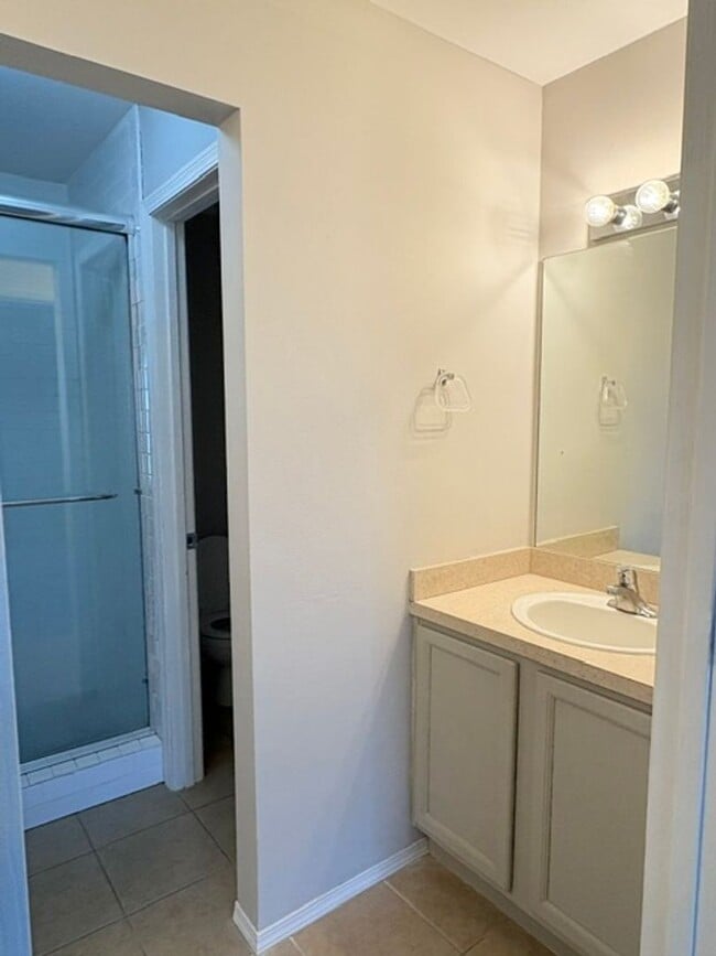 Building Photo - Ozark~ 4 bedroom walkout basement duplex for rent!