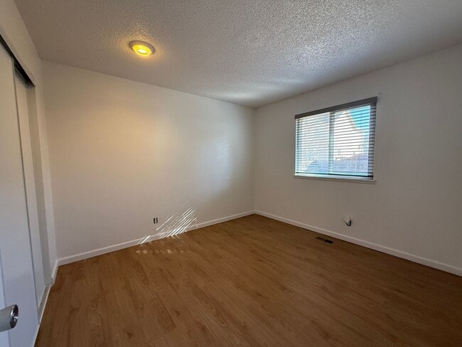 Building Photo - Cute Updated 2 Bedroom House