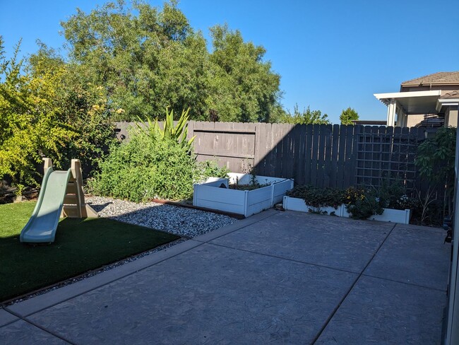 Building Photo - Lovely 4 Bedroom Blackstone Home