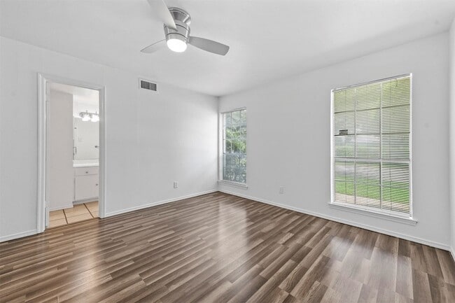 Building Photo - 4002 Ridglea Country Club Dr