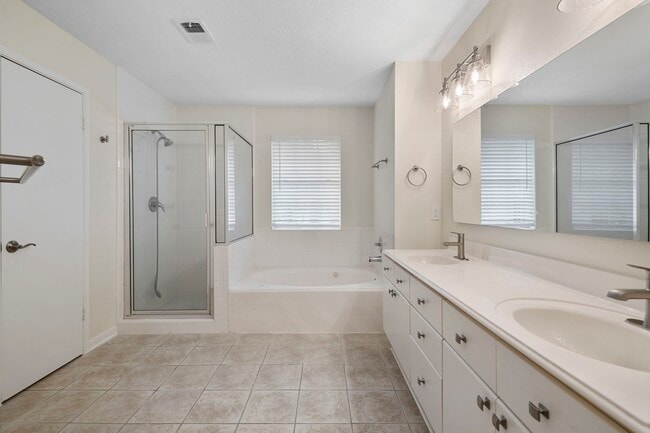 Building Photo - 13 E Willowood Ct