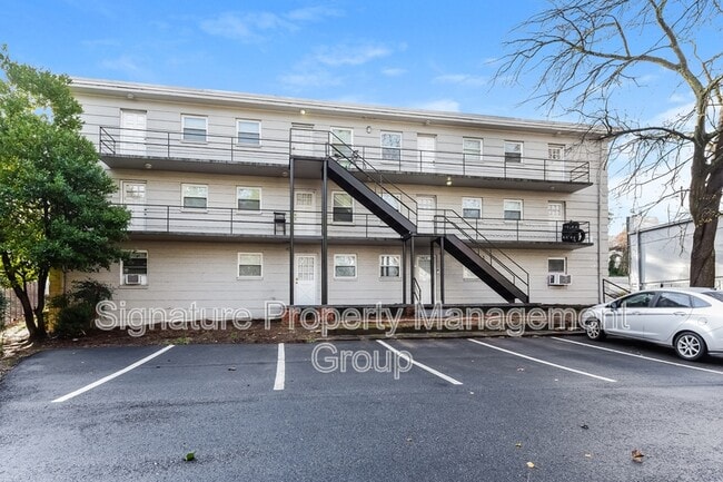 Building Photo - 1990 Rockledge Rd NE