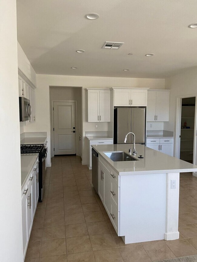 Building Photo - 3 Bedroom 2.5 bath townhouse new community in Ontario