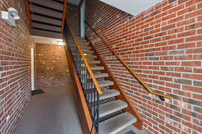 Building Photo - 1204 Chalet Rd