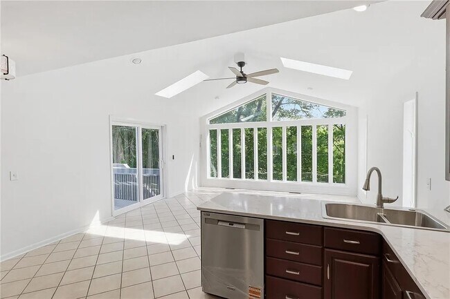 Building Photo - 40 Oak Hill Terrace