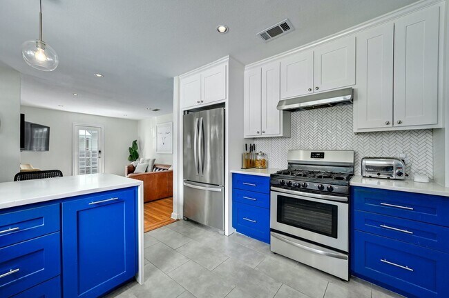 Building Photo - Unbelievable Brentwood Home + Separate Hom...