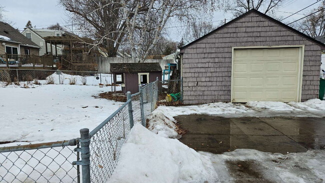 Building Photo - "Excellent 3-Bedroom Townhouse Retreat in St. Louis Park - 1359 Sq Ft of Comfort!"