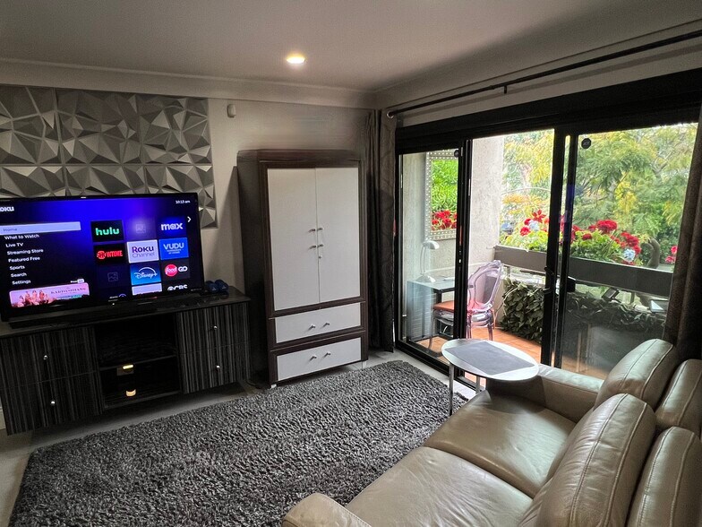 Building Photo - 950 N Kings Rd