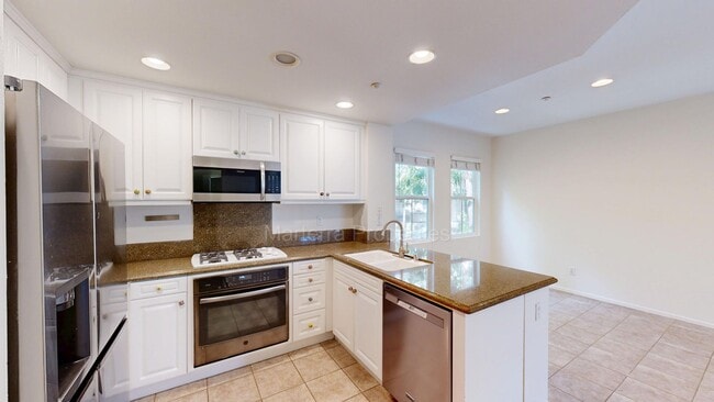 Building Photo - Amazing 2 Bedroom/2.5 Bathroom