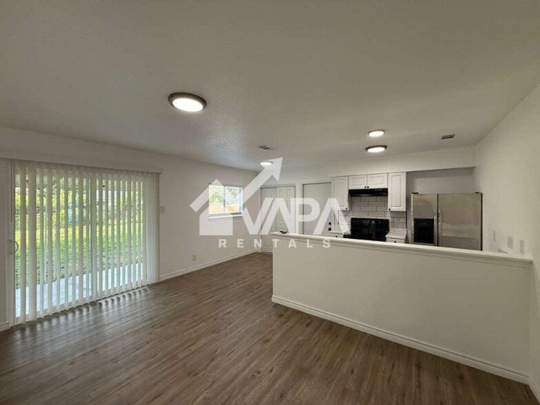 Building Photo - 4422 Desert View Dr