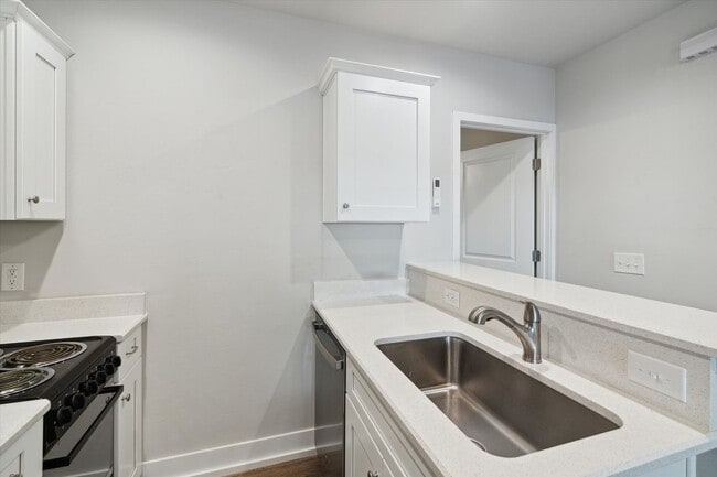 Building Photo - 1 Bedroom 1 Bathroom FALL 2026!