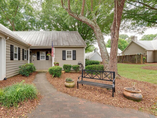 Building Photo - A picture perfect cottage home ready for you with community pool!