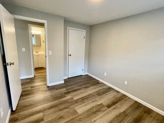 Building Photo - Beautifully Remodeled 1-Bedroom!